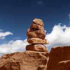 路标使堆放石头砂岩Wadi空间自然储备约旦