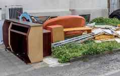 笨重的浪费橱柜沙发家具草坪上前面公寓建筑