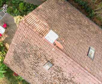 检查屋顶房子无人机空中照片屋顶分离房子
