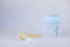 人工喂养婴儿瓶混合物测量勺子干牛奶改编混合物复制空间文本