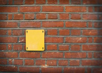 空白黄色的英国街标志红色的砖墙