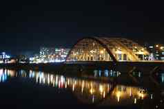 晚上视图美丽的场景桥海水晚上时间