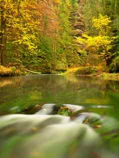 秋天季节山河绿色藻类水色彩斑斓的秋天叶子
