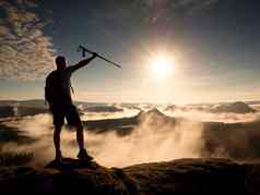 徒步旅行者运动背包岩石视图点有雾的谷阳光明媚的黎明