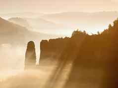有雾的觉醒美丽的仙女谷山峰岩石修剪奶油雾