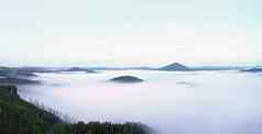 华丽的重雾景观秋天奶油雾农村山增加雾