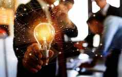 创新的想法专业领袖持有照明灯泡