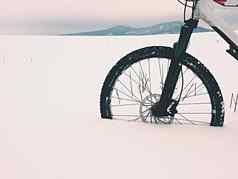 前面轮山自行车保持粉雪失去了路径