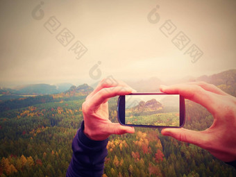 男人。需要照片电话岩石帝国梦幻多雾山春天橙色粉红色的有雾的日出美丽的谷岩石山
