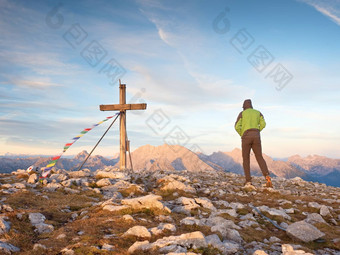 男人。登山者峰会交叉峰白云石阿尔卑斯山脉奥地利阳光明媚的多风的晚上