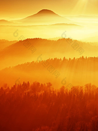 红色的过滤器照片红色的黎明有雾的黎明美丽的山山峰山坚持雾