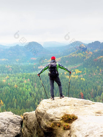 旅游指南<strong>峰会</strong>波兰人手重背包徒步旅行者绿色雅克切特nad红色的帽