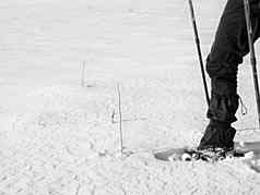男人。腿雪鞋走雪细节冬天徒步旅行雪堆