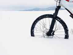 自行车粉雪失去了深雪堆