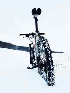 山自行车保持粉雪深雪堆后轮细节