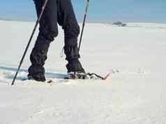 男人。腿雪鞋走雪细节冬天徒步旅行雪堆穿着雪鞋走