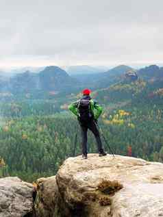 旅游指南峰会波兰人手重背包徒步旅行者绿色雅克切特nad红色的帽