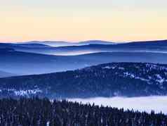 逆天气山闪光雾有雾的谷冬天