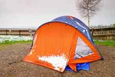 橙色旅游帐篷雪帐篷沙子雪绿色草