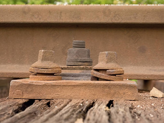 细节生锈的螺丝螺母铁路跟踪rooten木领带生锈的坚果螺栓