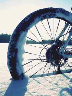 山自行车保持粉雪雪片融化黑暗路轮胎