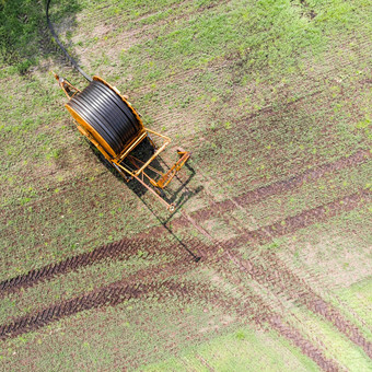 空中视图巨大的软管车农民灌溉耕地土地德国gifhorn
