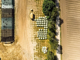 空中视图农场仓库垂直拍摄轮青贮饲料包包装衬托