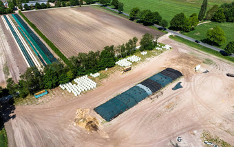 空中视图农场营对角视图大青贮饲料堆