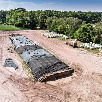 空中视图农场营对角视图大青贮饲料堆