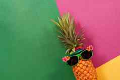 夏天假期概念赶时髦的人菠萝时尚配件