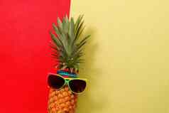 夏天假期概念赶时髦的人菠萝时尚配件