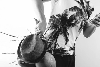 夏天假期时尚概念男人。穿棕榈树graphi