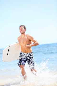夏天海滩有趣的冲浪者男人。运行bodyboard