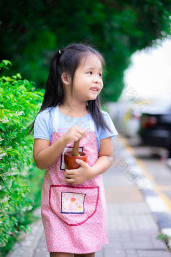 肖像女孩围裙砂浆公园