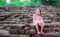 亚洲女孩坐着岩石历史网站泰兰