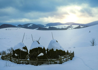 冬天农村场景雪覆盖干草堆