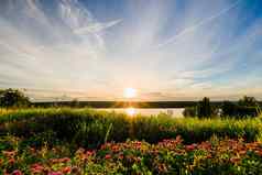 风景优美的视图美丽的日落湖