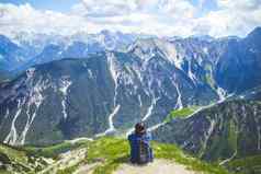 女人旅行者坐着欣赏风景阿尔卑斯山脉山