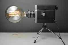 复古的灯相机爱迪生灯灰色的背景概念好的想法