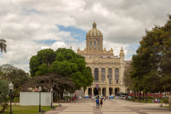 哈瓦那古巴约视图博物馆废止哈瓦那古巴背景蓝色的天空云游客享受天气走