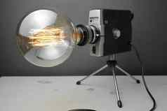 复古的灯相机爱迪生灯灰色的背景概念好的想法