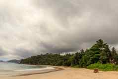 美丽的视图塞舌尔海滩单椅子沙子多云的温暖的一天概念旅游岛屿