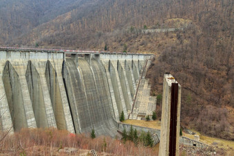 古拉河罗马尼亚约视图古拉河大坝罗马尼亚秋天美丽的颜色概念水力发电权力清洁能源