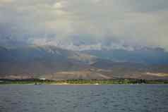 美丽的山景观海岸湖issyk-kul野生动物吉尔吉斯斯坦云天空