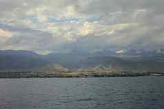 美丽的山景观海岸湖issyk-kul野生动物吉尔吉斯斯坦云天空