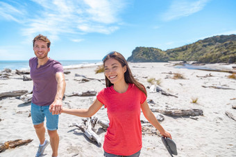 夫妇走海滩新西兰人船溪西海岸新西兰旅游夫妇观光踩南岛新西兰