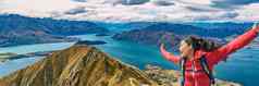 徒步旅行者跳快乐有趣的全景横幅女人徒步旅行新西兰笑有趣的快乐的有抱负的无忧无虑的罗伊峰南岛新西兰