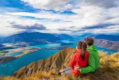 新西兰徒步旅行夫妇山前罗伊峰享受活跃的生活方式