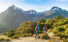 徒步旅行夫妇走小道路特本跟踪新西兰徒步旅行者徒步旅行穿背包踩关键峰会跟踪假期峡湾国家公园新西兰