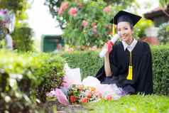 快乐毕业学生女孩祝贺你教育成功